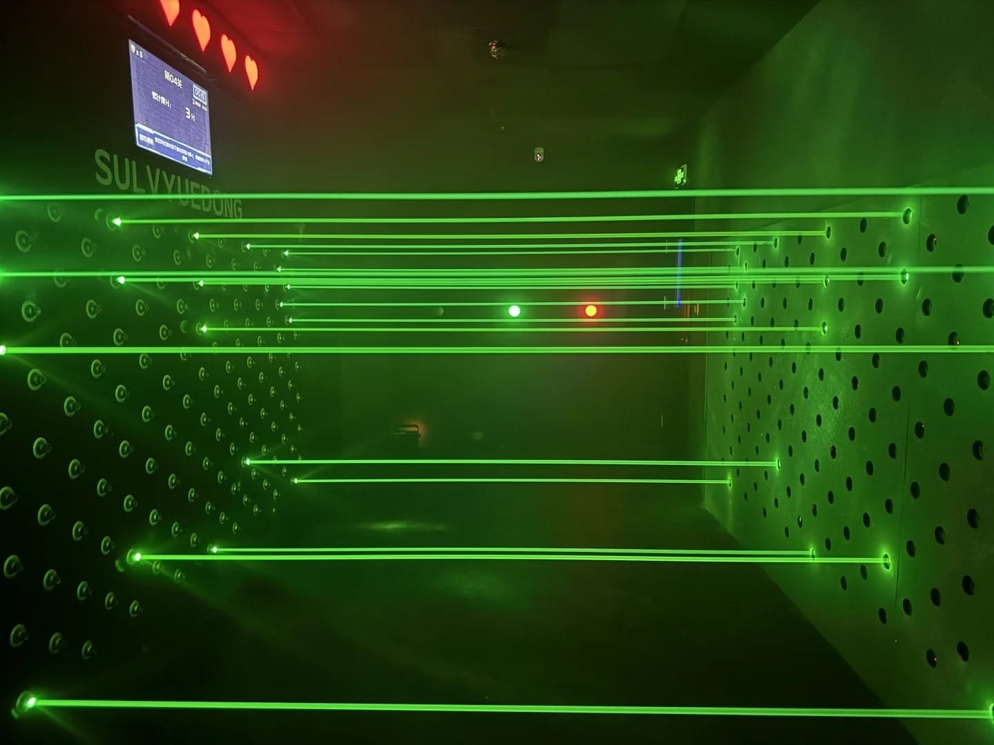 Salle de jeu Laser Escape avec des lasers verts mobiles
