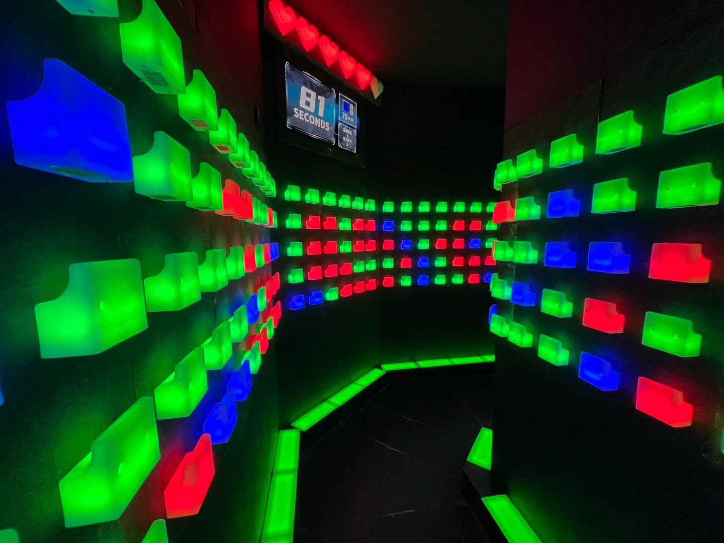 Salle de jeu interactive Climb où les joueurs montent les marches et appuient sur des blocs codés par couleur