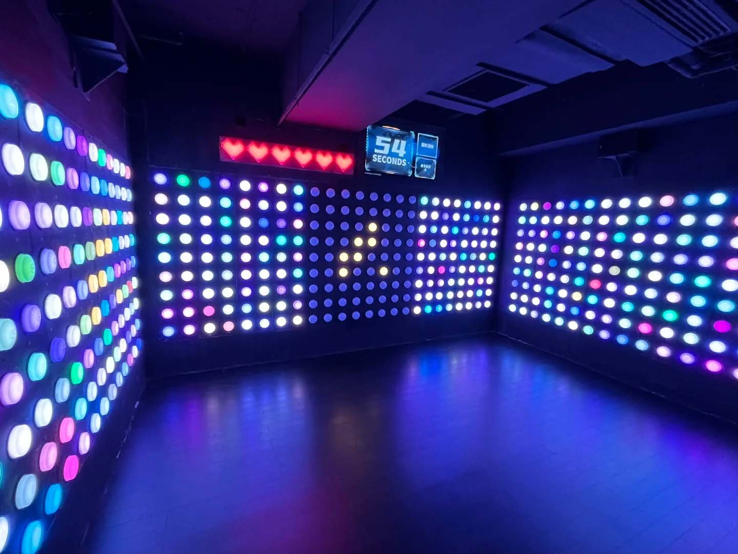 Salle de jeu interactive Spot & Push avec boutons colorés mettant au défi la capacité des joueurs à identifier les couleurs