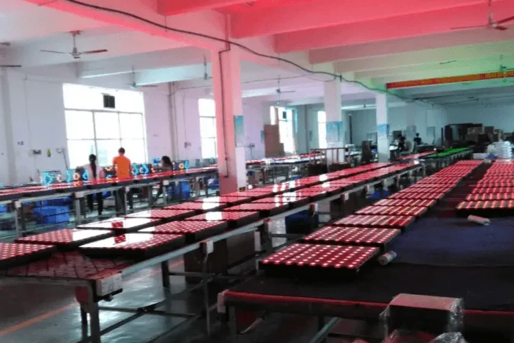 Vue d’ensemble de la ligne de production dans l’atelier de Lucky Active Games