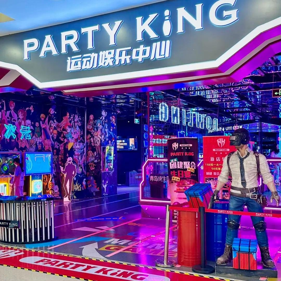 Façade de Sports entertainment center avec plusieurs équipements de jeux interactifs