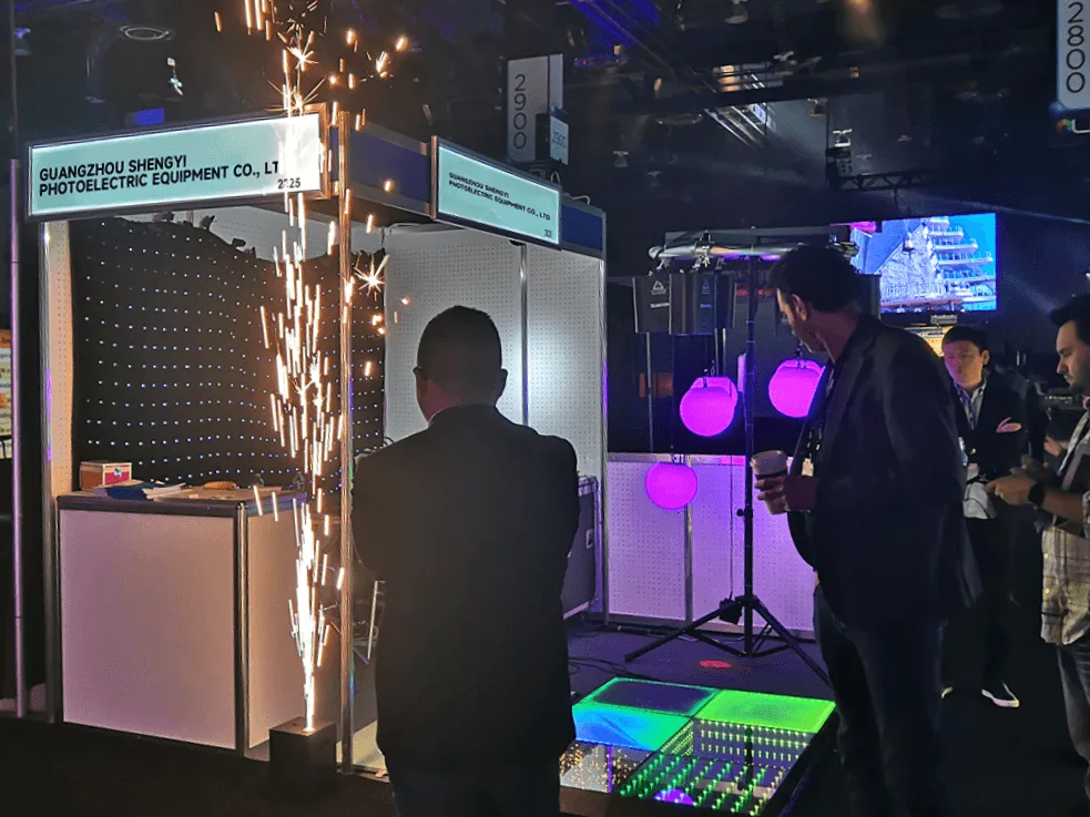 Klienci sprawdzają nasze LED dance floor na LED Lighting Show w USA