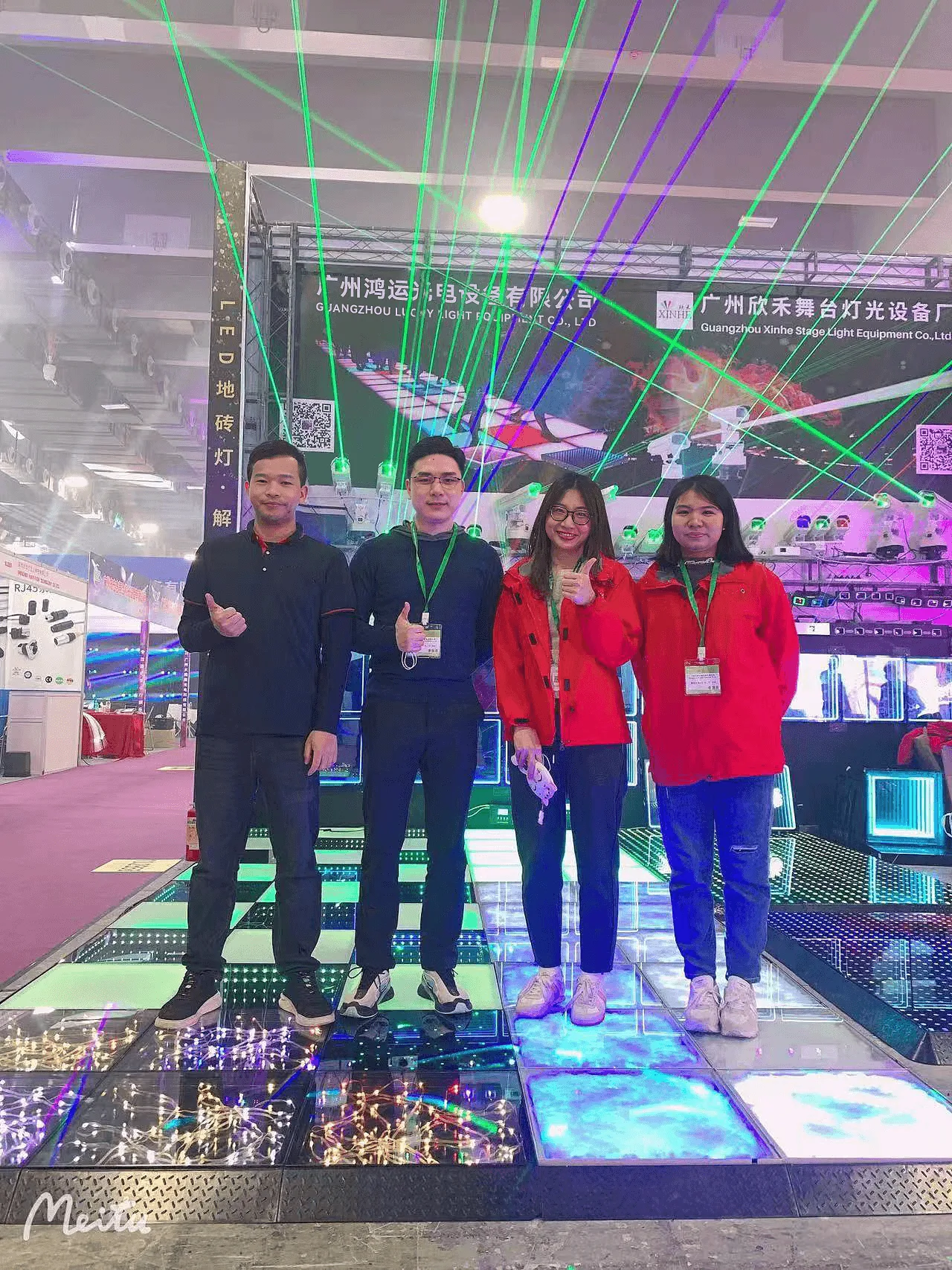 Zespół Lucky Active Game zrobił wspólne zdjęcie stojąc na LED dance floor