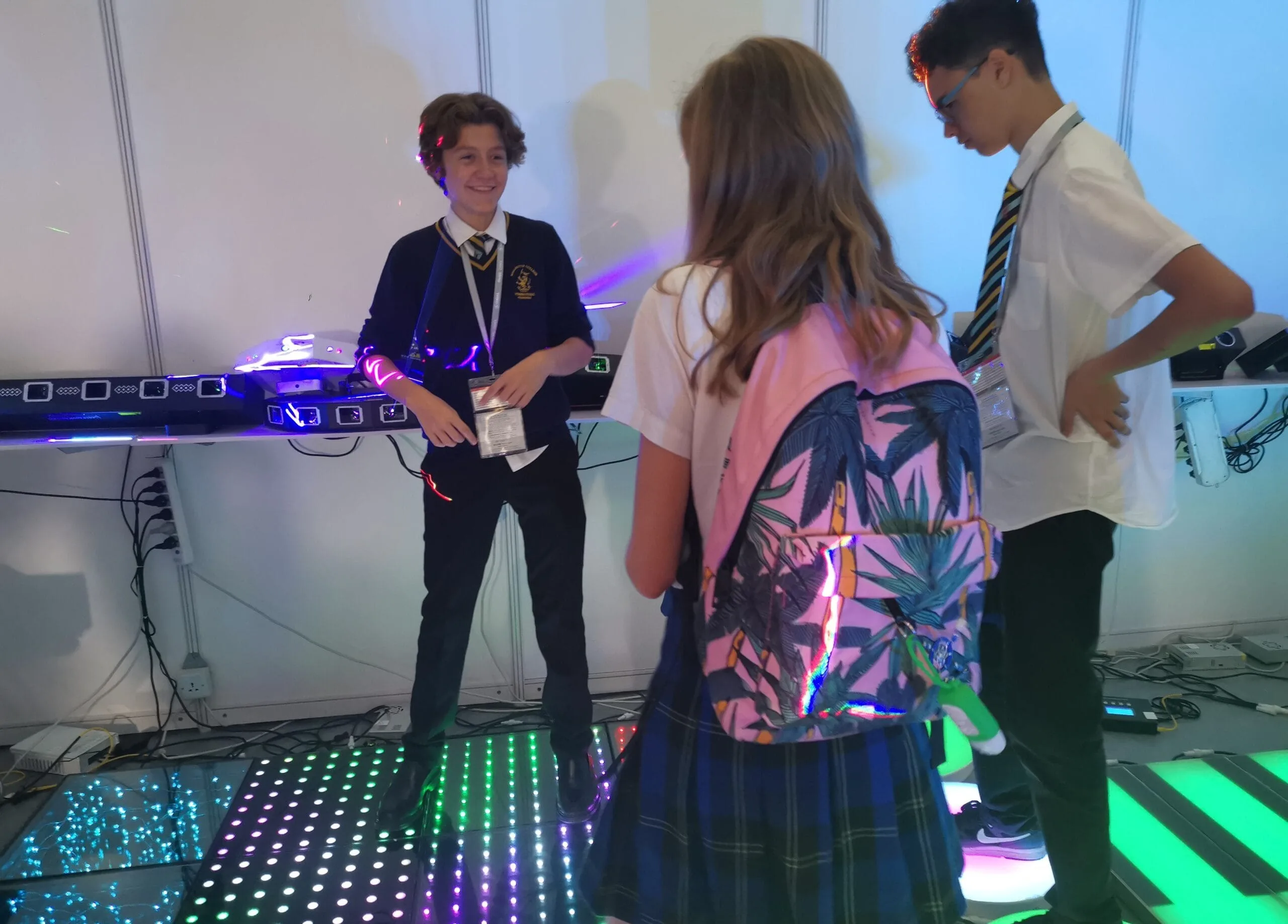 Klienci oglądają demonstrację efektów pixel LED dance floor