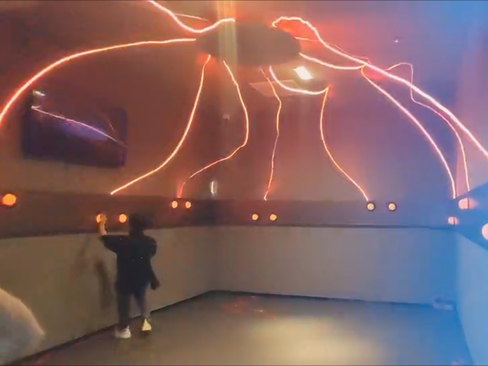 Jeu interactif Flash Reaction où un joueur appuie sur un bouton synchronisé avec un faisceau lumineux arrivant