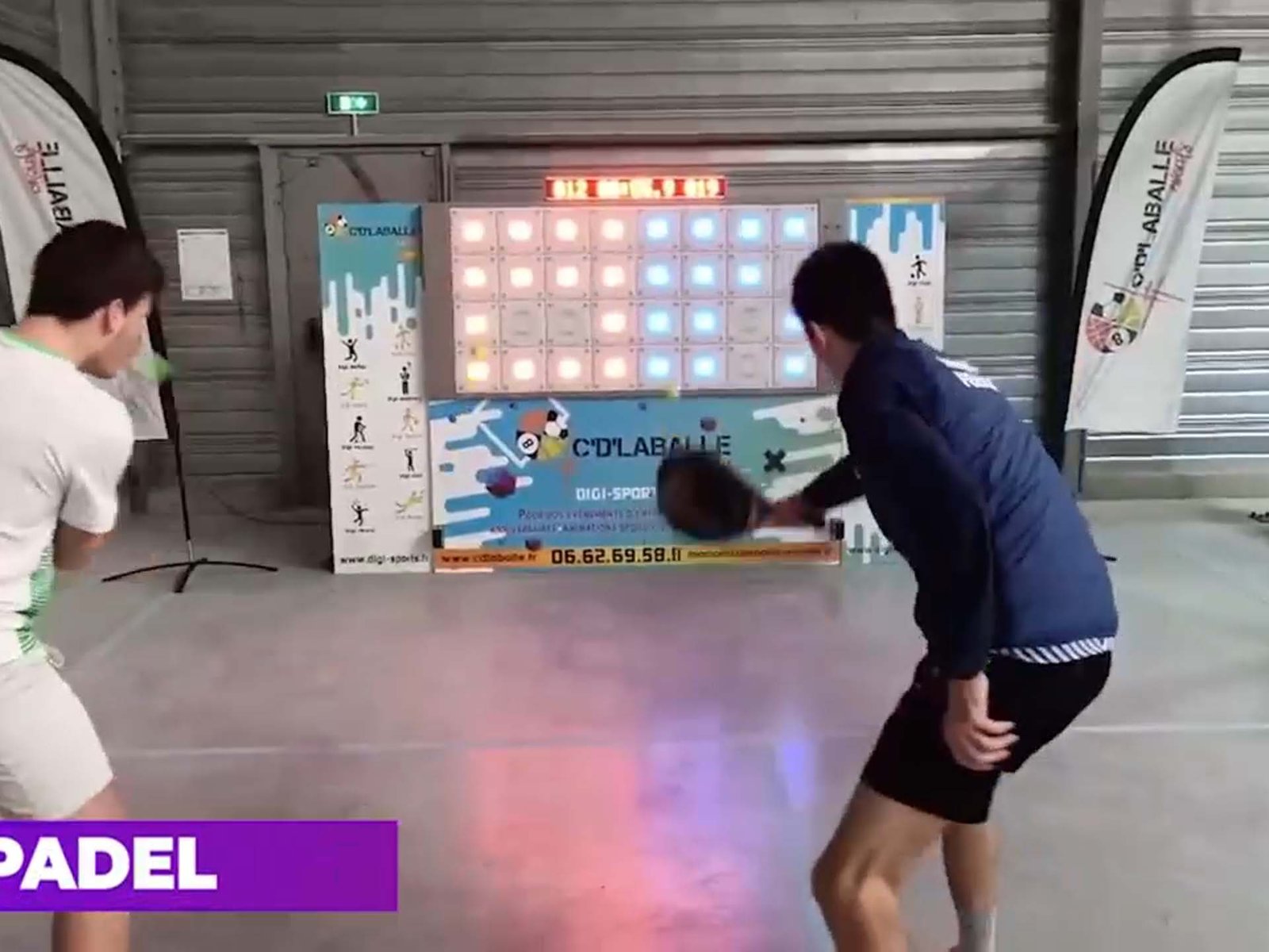 Deux joueurs jouent au tennis en frappant les blocs désignés sur l’Interactive Sports Wall