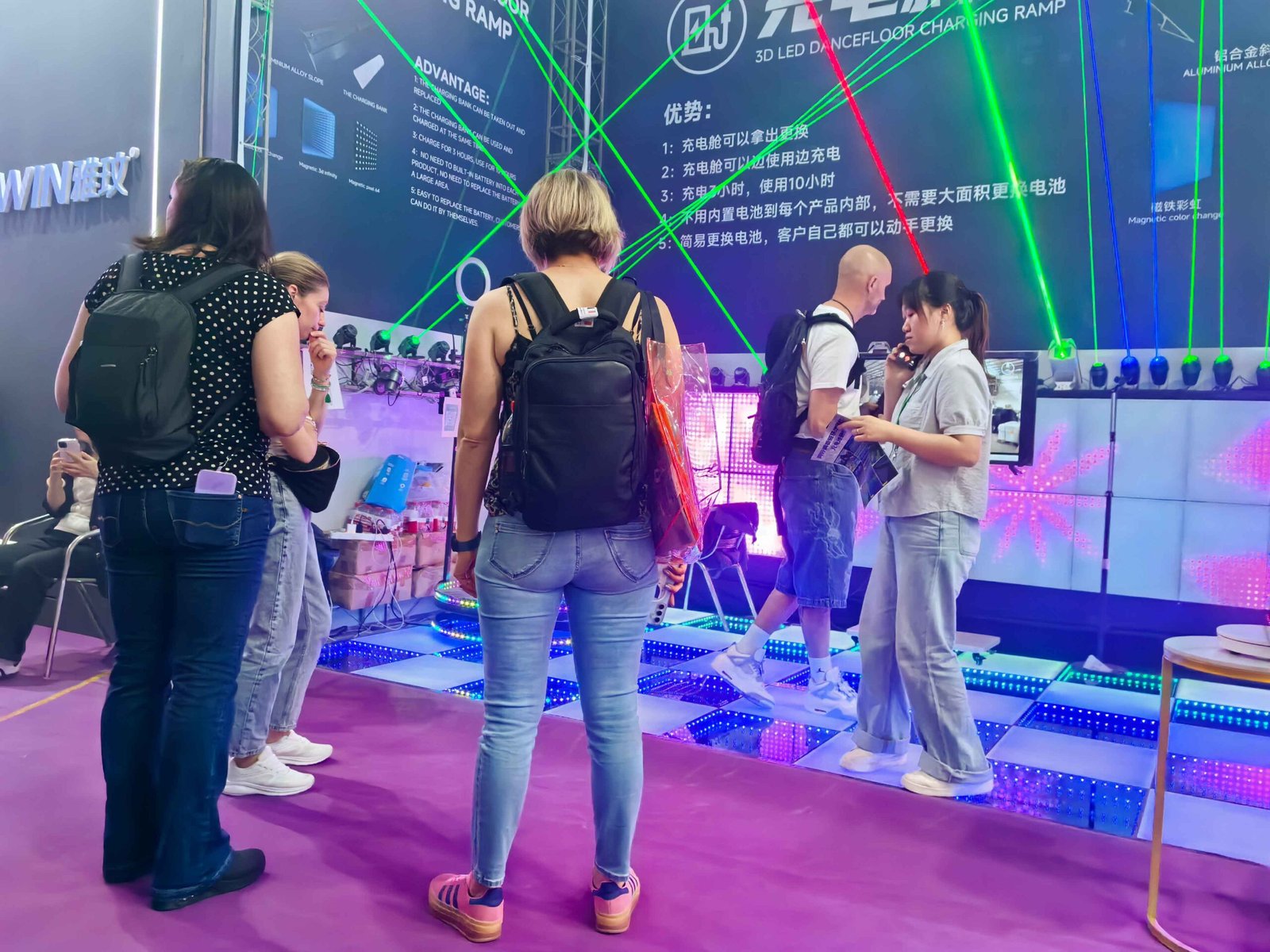 Klienci zapoznają się z materiałem i jakością LED dance floor
