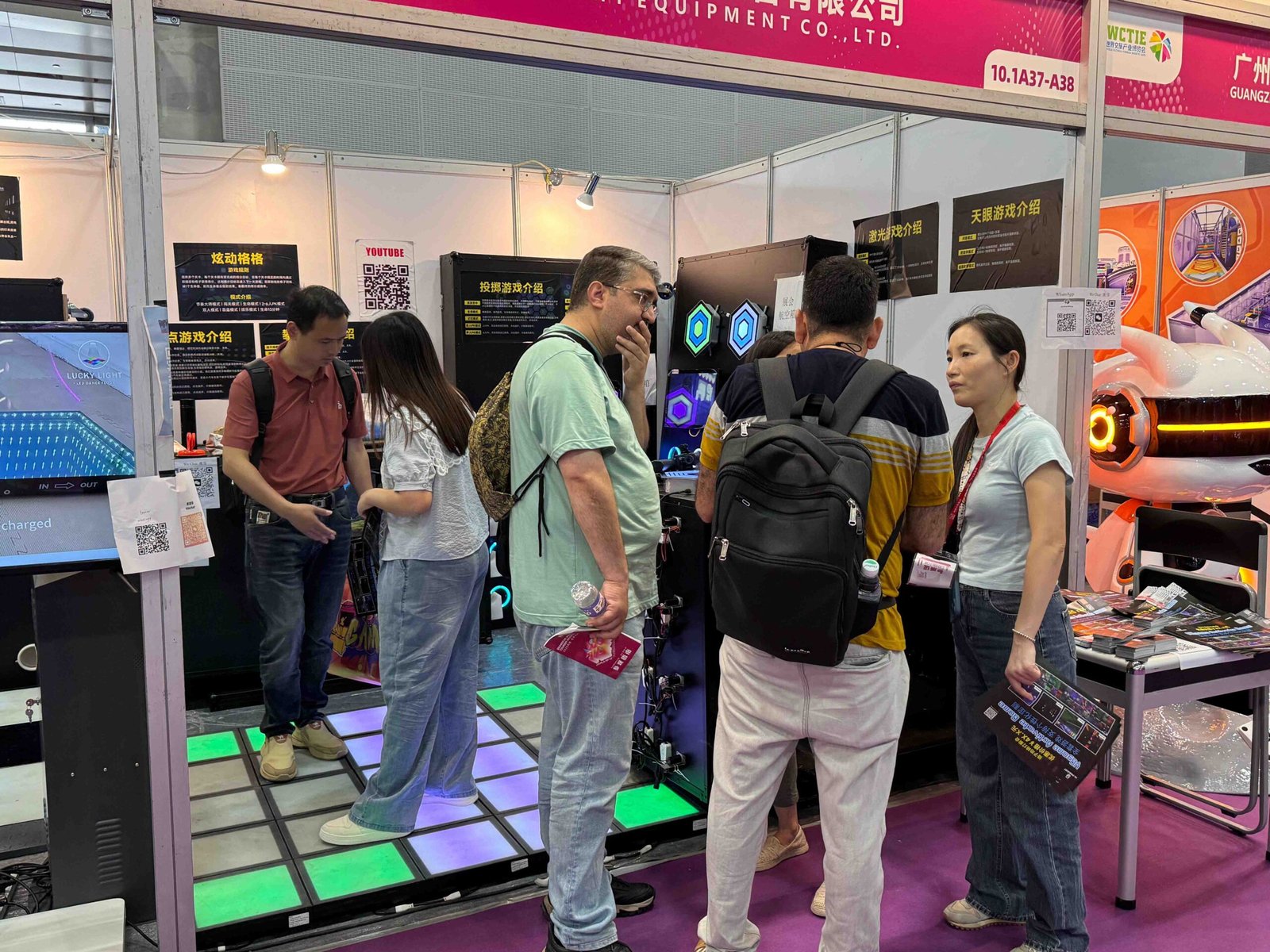 Prezentujemy interactive game floor klientom na targach