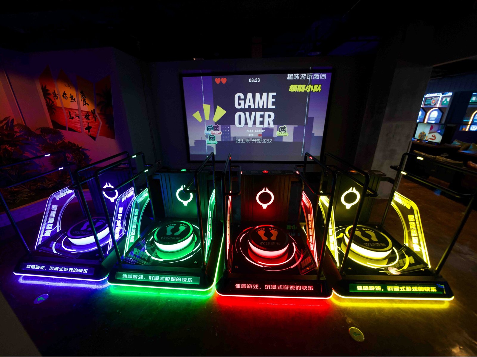 Quatre Interactive Motion Platforms connectés à un grand écran LED partagé