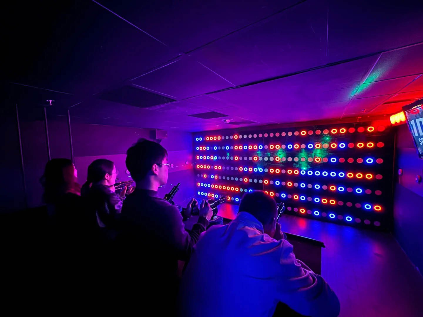 Plusieurs joueurs participent à un jeu de tir au pistolet laser hydrogel visant leurs adversaires