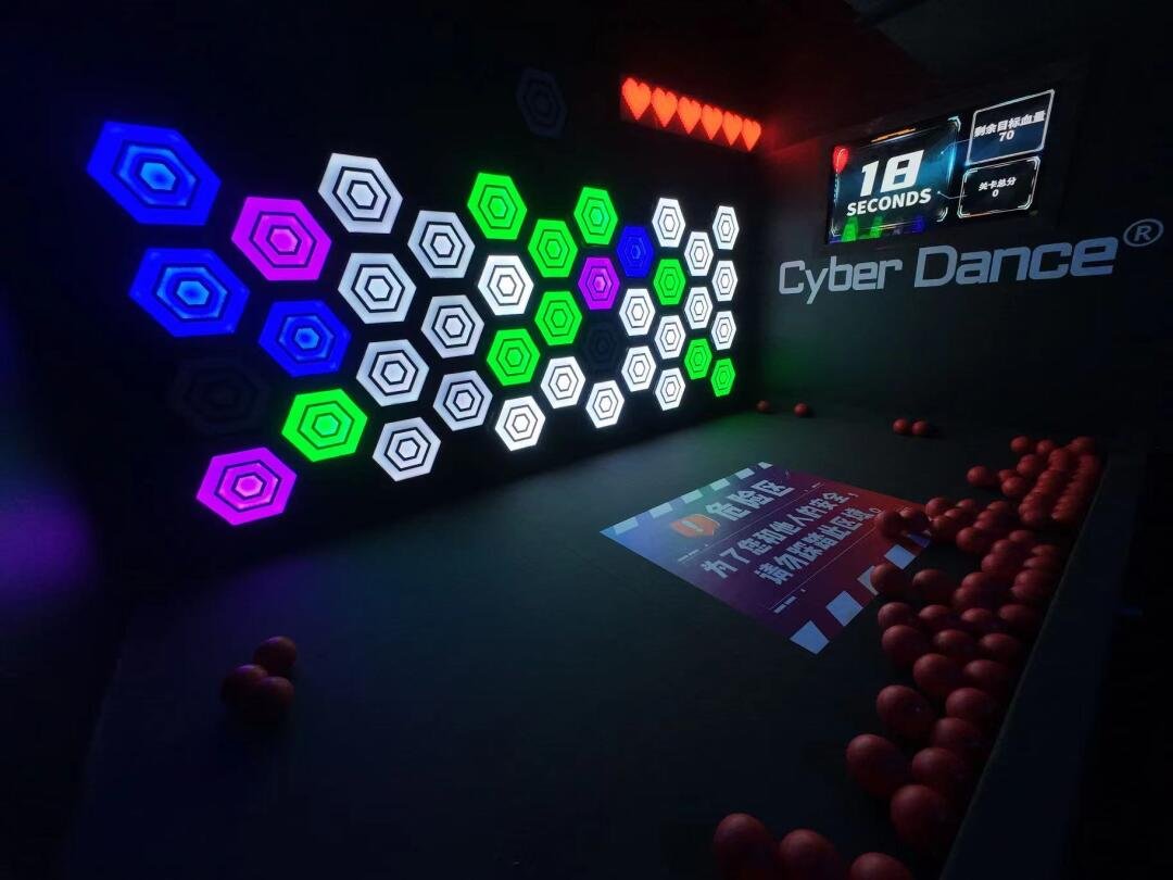 Jeu interactif Target Toss avec mur LED, affichage du tableau des scores et balles à lancer