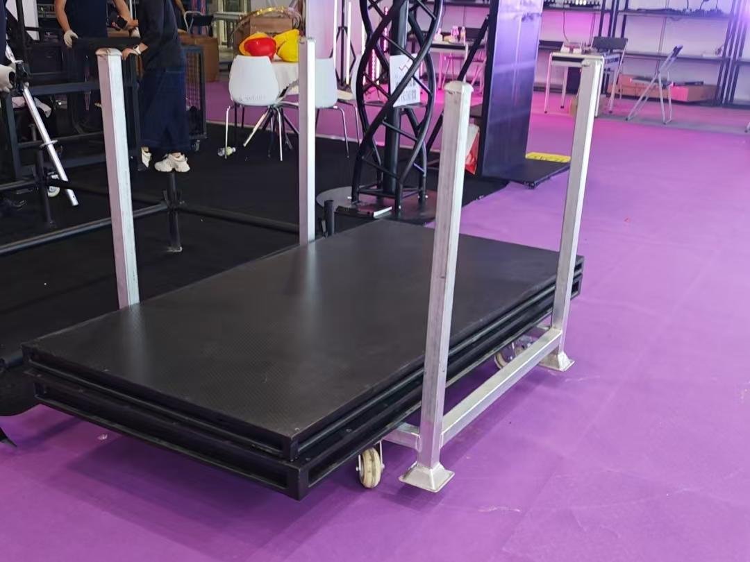 Le Interactive Game Floor intégré sur panneau en bois est empilé sur une palette mobile pour un transport facile