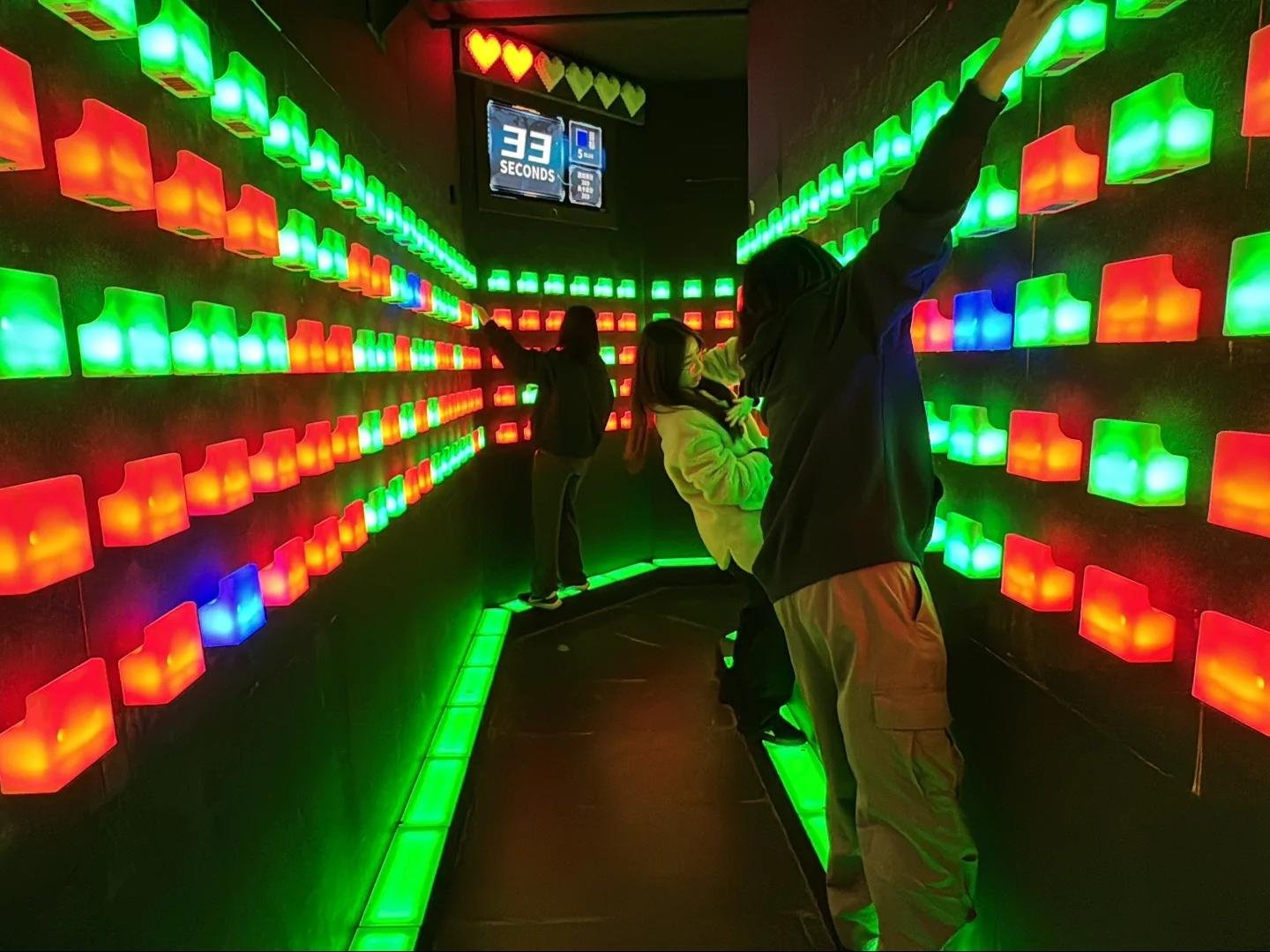3 players are playing climb PK mode. Each player has a block of one color. When the time is up, the player with the most lighted blocks wins.