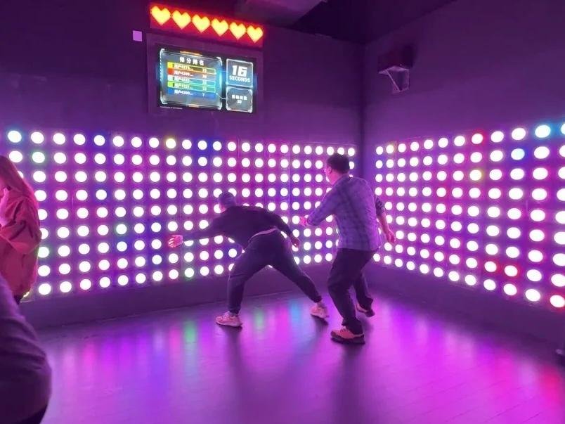 In the Spot & Push game room, multiple players cooperate with each other to press buttons of designated colors.