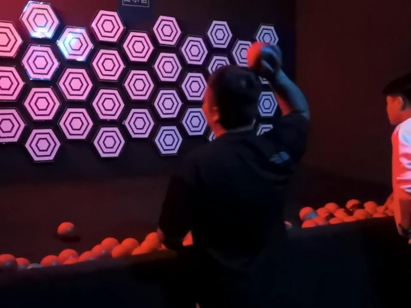 After the bricks on the wall turn off their lights, the two players use their memory to hit the target block that just glowed.