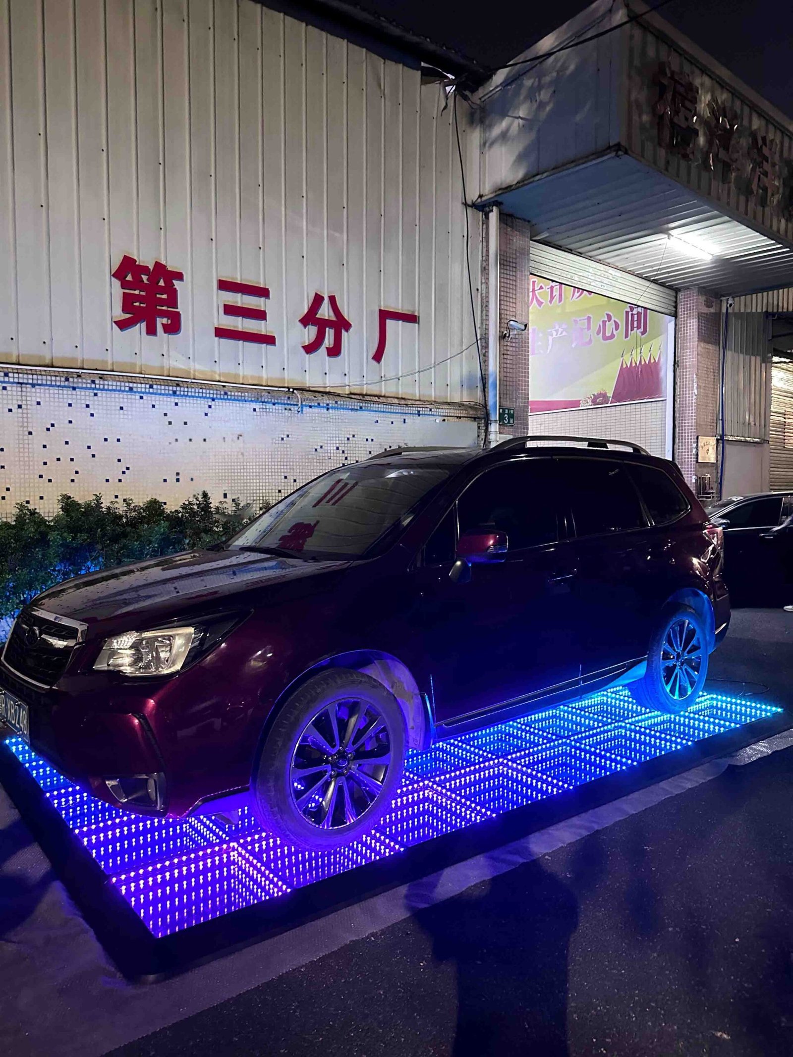 SUV sedan shows its excellent load-bearing capacity on the LED dance floor