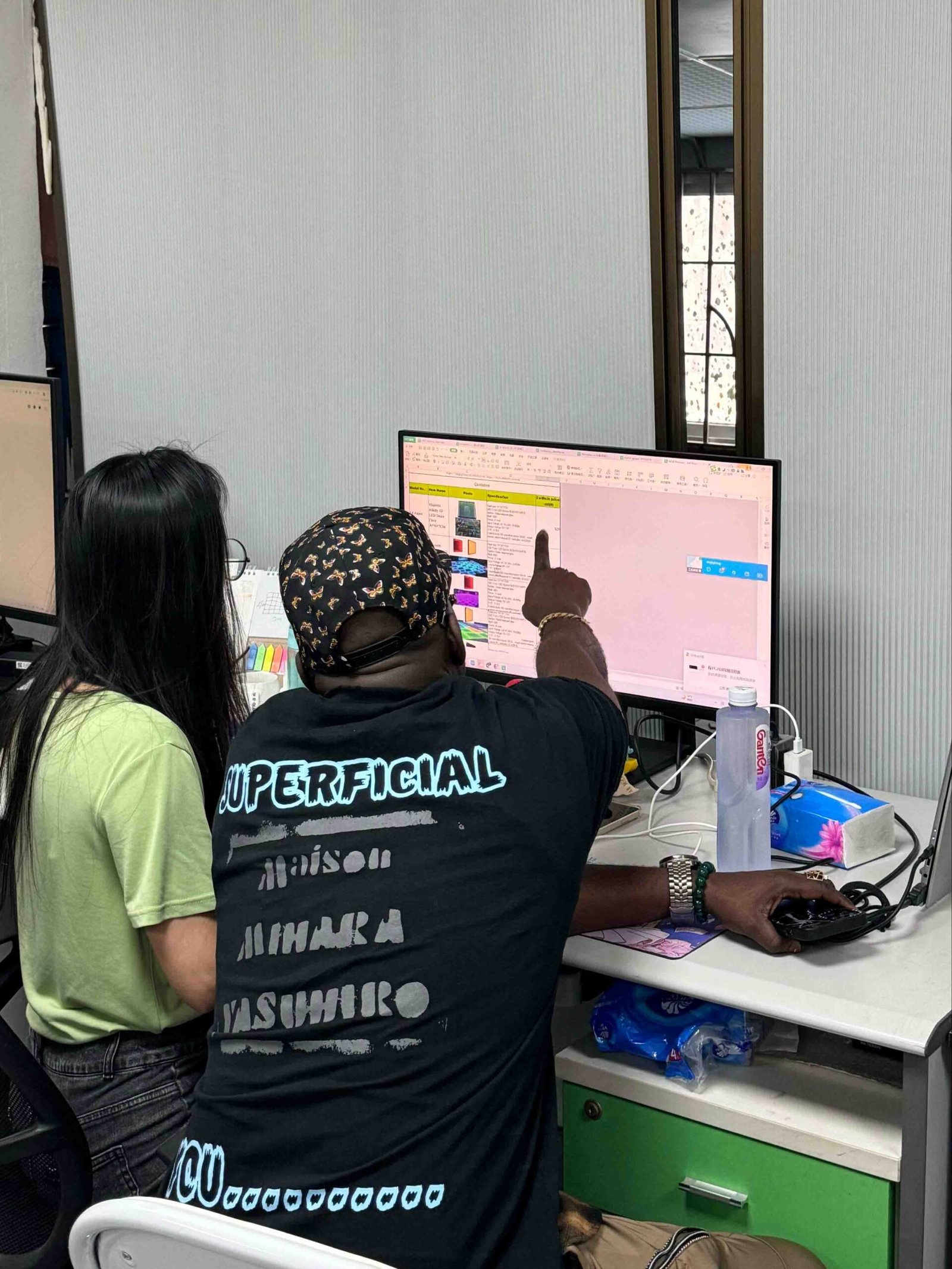 Customers come to the factory to confirm the order purchase plan