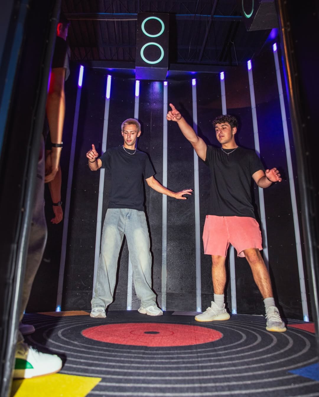 Drei Personen spielen Rolling Lights Challenge und steuern die Scheibe mit den herabfallenden Lichtstrahlen.