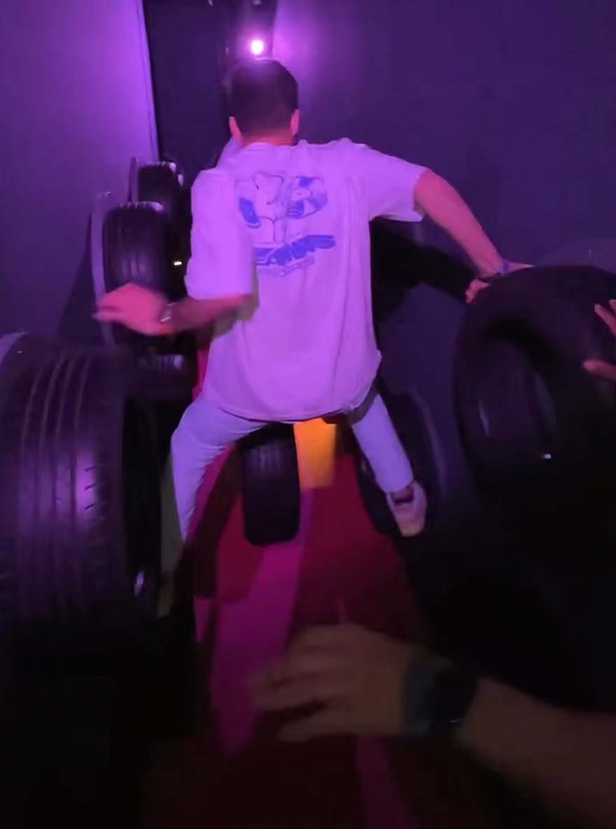 Zwei Jungen spielen Suspended Tire Challenge und treten beim Vorwärtsgehen auf Reifen.