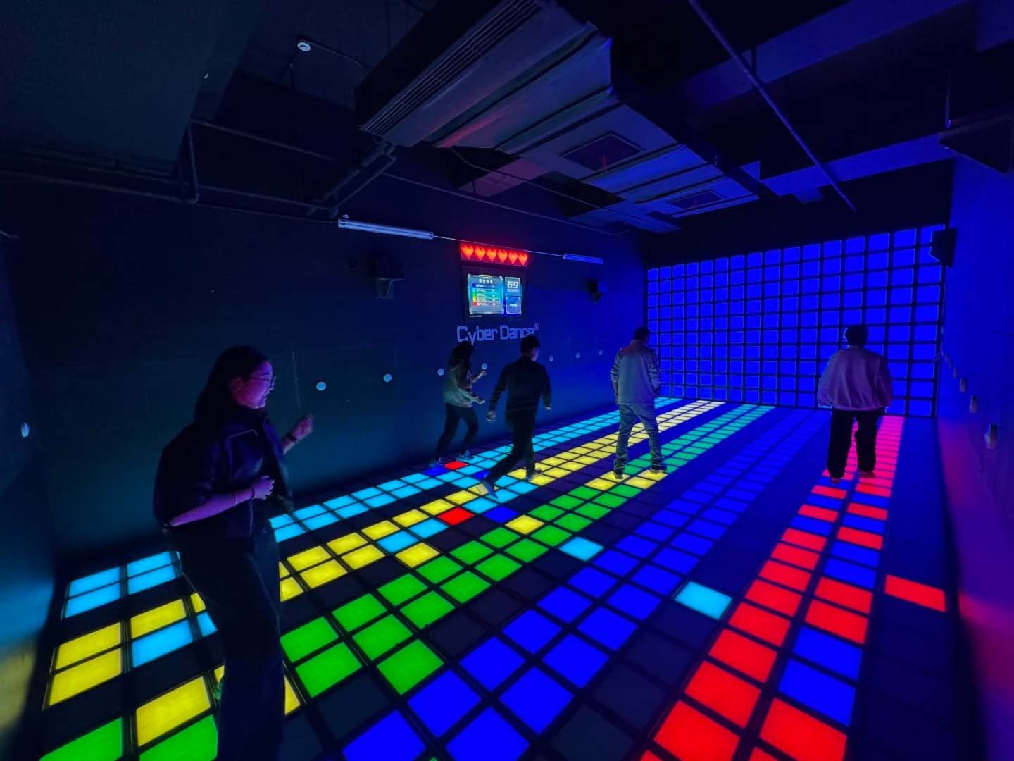 In the interactive game floor game room, 4 players each match 1 color and quickly step on the floor of their own color.