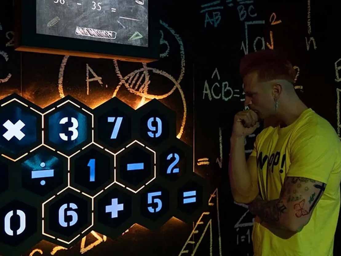 Ein Mann spielt Genius Arithmetic und wählt Antworten basierend auf den Fragen des LED-Bildschirms aus.