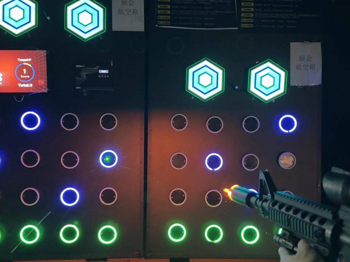 Prueba del juego HydroBlaster en el showroom de la fábrica