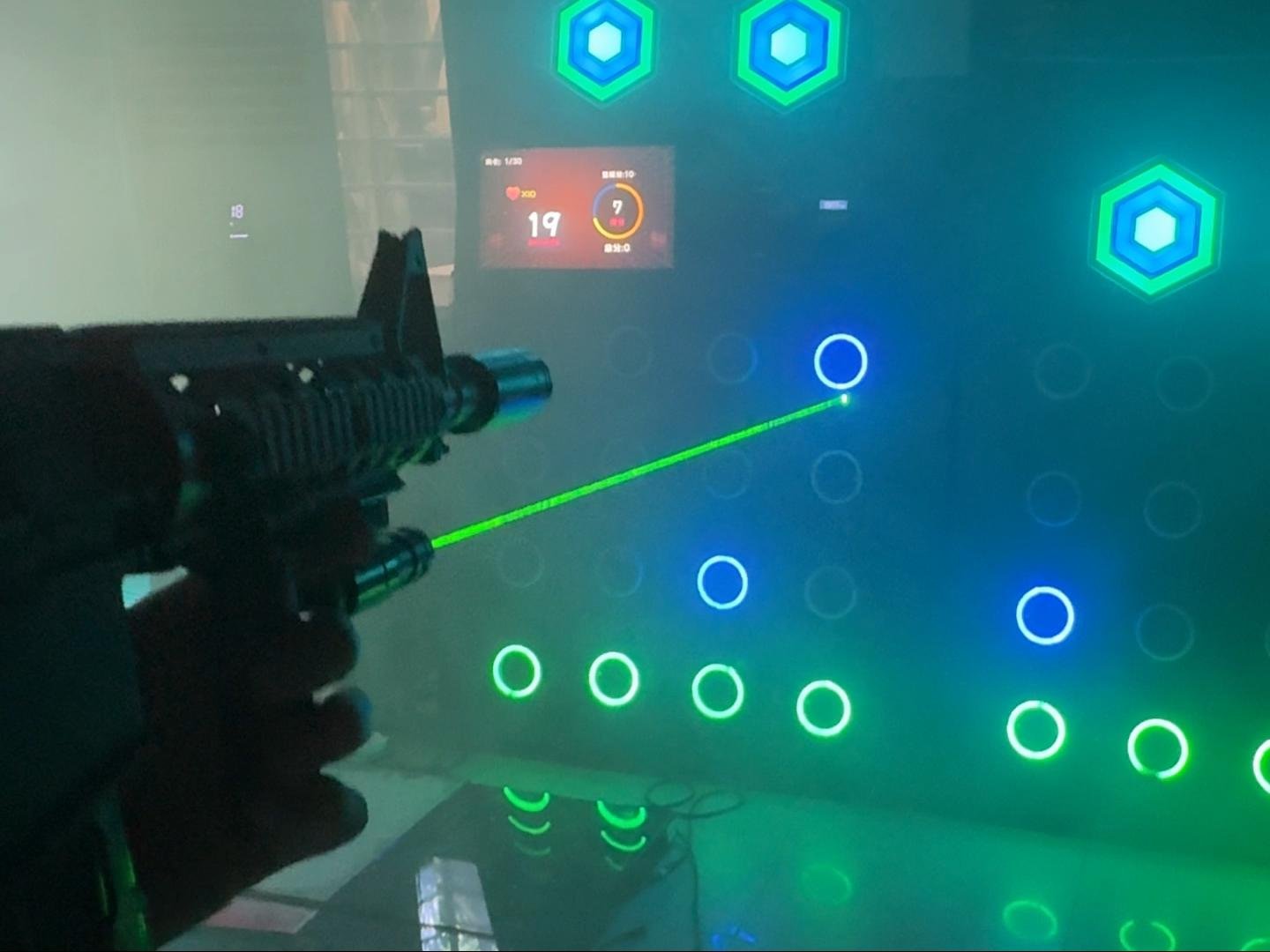 Láser del gel blaster penetrando un ambiente con niebla para un apuntado claro al objetivo