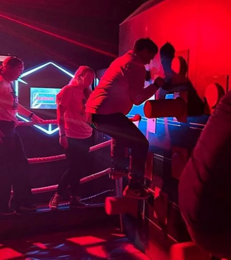 A player climbing extensible wall columns while trying not to fall inside a Knockout challenge room.